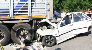 Balıkesir’de 3 aracın karıştığı trafik kazasında, 4 kişi yaralandı.