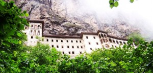 Sümela Manastırı'nda Fener Rum Patriği Bartholomeos'un yönettiği 6. ayin başladı.