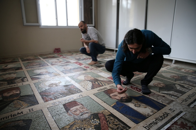 Osmanlı padişahlarını 1,5 milyon taşla resmetti