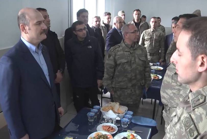 İçişleri Bakanı Soylu, askerlerle kahvaltıda bir araya geldi