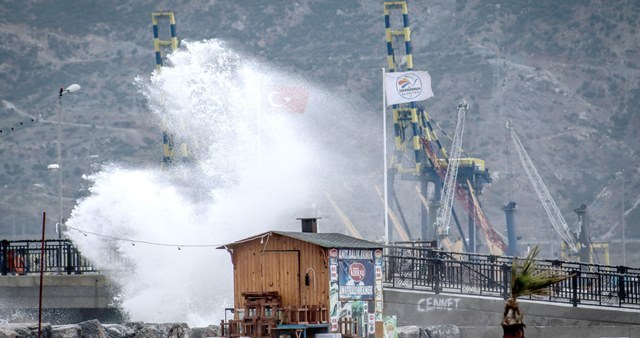 İskenderun ilçesinde kuvvetli fırtına