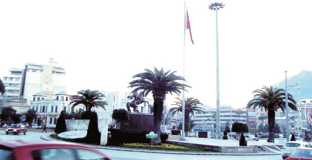 Konu Aydınlatma Direği değil! Konumuz, Atatürk Anıtı!