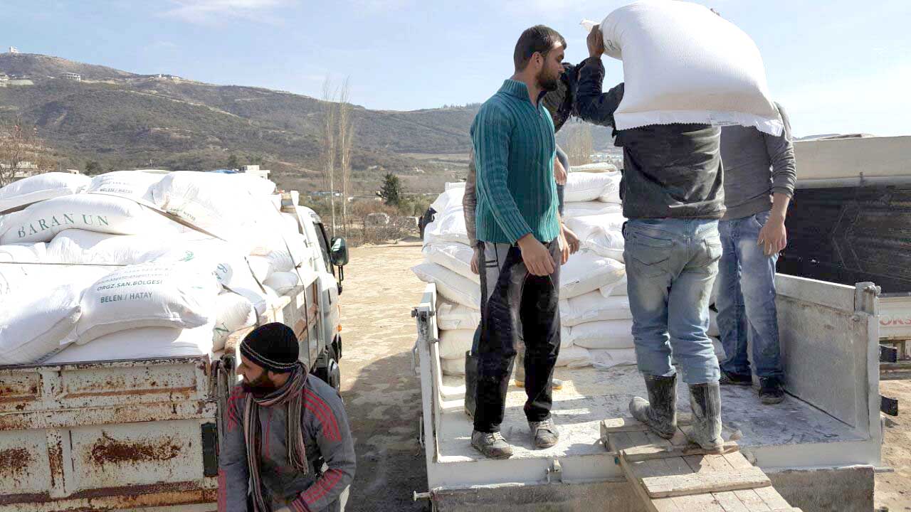 Çeşitli dernekler tarafından temin edilen 12 tır kışlık yardım malzemesi