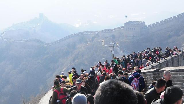 Bohay Körfezi’nden Gobi Çölü’ne dağlar ve vadiler üzerinden kıvrılarak uzanan