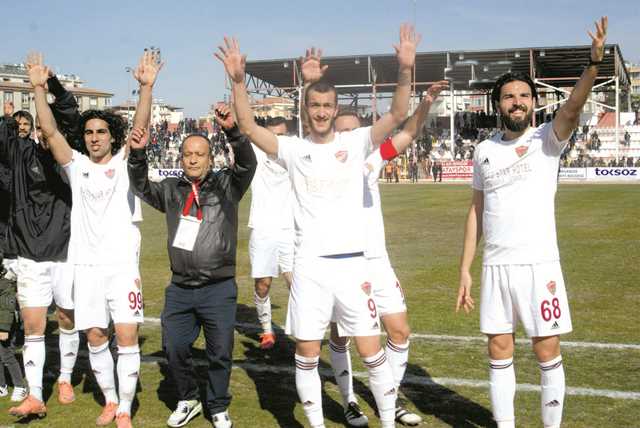 Bordo-Beyazlılar, yarın liderle oynayacakları