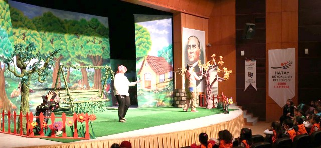 HBB Şehir tiyatrosunun “Şarkıyla Sallanan Salıncak” adlı oyunu keyifle izlendi