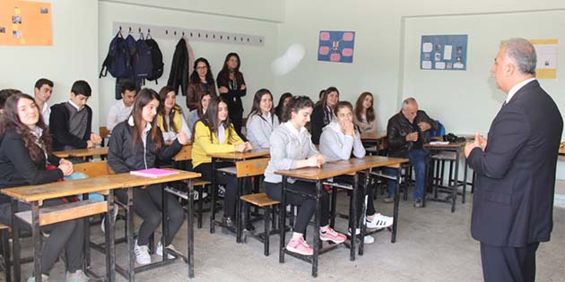 Görüşleriniz, Projeleriniz Önemli… Samandağ’da bir lise okulunu ziyaret eden İlçe
