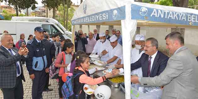 Antakya Nizamettin Özkan Ortaokulu’nda “Kutlu Doğum Haftası” kutlaması yapıldı. Okul