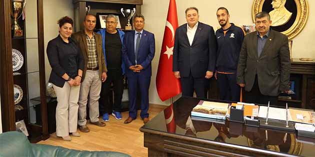 Hatay BŞB bünyesindeki İşitme Engelliler Futbol Takımı oyuncusu Nesim Kocakaya,