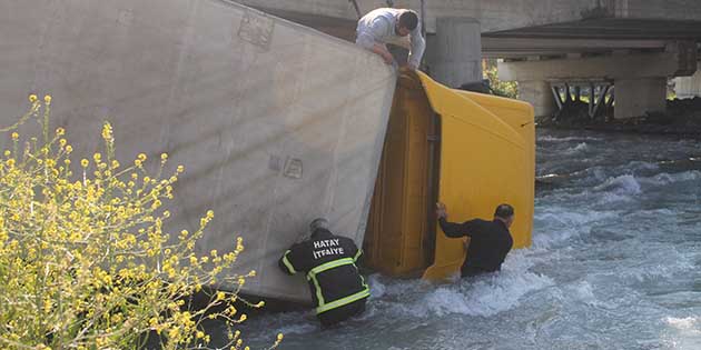 Dörtyol ilçesinde sürücüsünün direksiyon