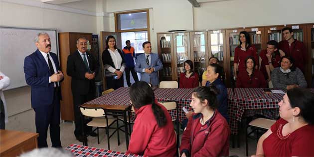 Öğretmenlerle ve öğrencilerle buluştu, istekleri dinledi, gördüklerini anlattı, eksiklerin tamamlanmasını