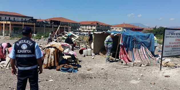 Göçerler şehir dışına Polis-Zabıta işbirliği ile Balıkçı Pazarı arkasındaki göçerlerin çadırları yıkılıyor. Antakya