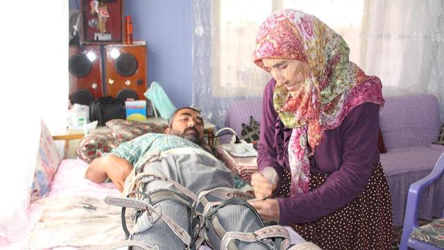 Kırıkhan ilçesinde yaşayan ve 25 yıldır yatağa mahkum olan evladının