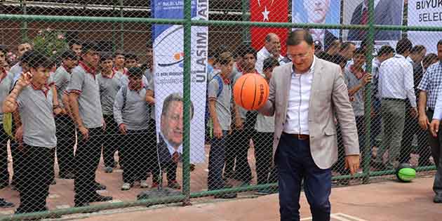 Basketbol ve futbol oynadı