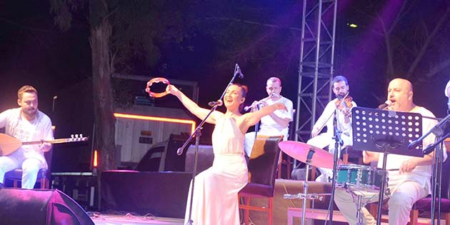 Arsuz, geride kalan Ramazan Bayramı coşkusunu Kardeş Türküler’in verdiği konserle