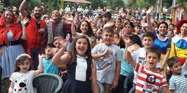 İlk, orta ile liselerde karneler alındı, yaz tatili başladı. Defne