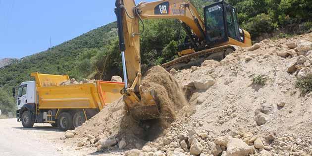 Hatay Büyükşehir Belediyesi ekiplerinin, il genelinde sürdürdüğü yol yapım çalışmalarının,