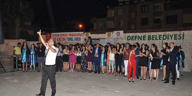 Antakya’daki özel eğitim kurumlarından Ekin Temel Lisesi, mezun öğrencileri kutlama