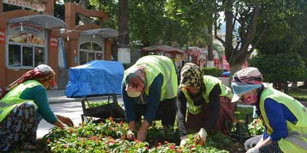 HBB ekipleri, peyzaj çalışmalarını hızlandırdı, Antakya Atatürk Parkı’nda mevsimlik çiçeklendirme
