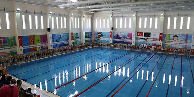 Spor Kompleksi yüzme havuzunda