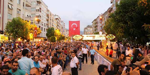 Etkinlik güzel, organizasyon kötü Binlerce kişi güvenlik barikatını aşarak künefeye