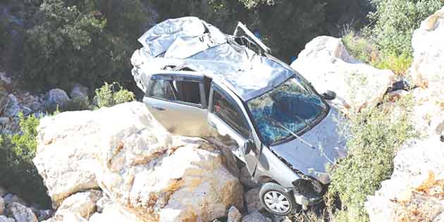 Otomobilin uçuruma yuvarlanması sonucu 2 kişi yaralandı. Alınan bilgiye göre,