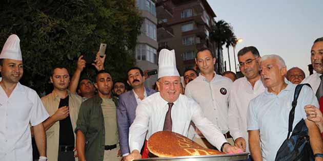Hatay Büyükşehir Belediyesi’nin, Kurtuluş Bayramı kutlamaları kapsamında düzenlediği “Künefe Şöleni”ne