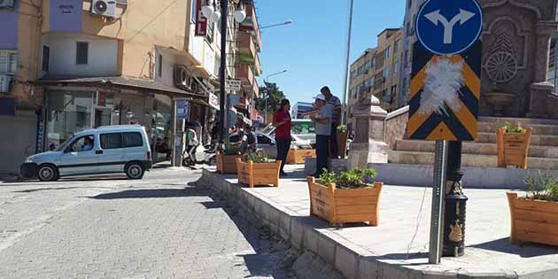 Peyzaj çalışması Hatay Büyükşehir Belediyesi(HBB), kent estetiğine yakışan yollar oluşturmaya