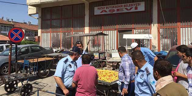 Eski itfaiye önü seyyar satıcılara yasaklama Polis ile Zabıta elbirliğiyle,