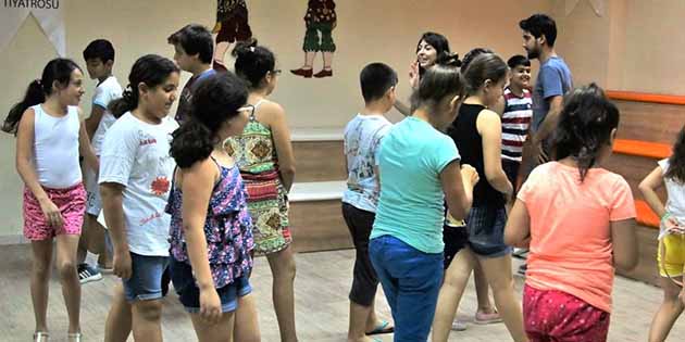 Hatay Büyükşehir Belediyesi Şehir Tiyatrosu, hayata geçirdiği çocuk tiyatrosu kursları