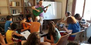Bağlama, Gitar, İngilizce ve Satranç Dersleri