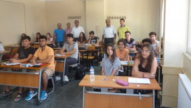 Defne ilçesi Sümerler Mahallesi’ndeki Necmi Asfuroğlu Anadolu Lisesi’nde yetişkinlere yönelik