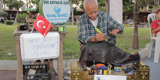 Antakya’da ayakkabı boyacılığı yapan