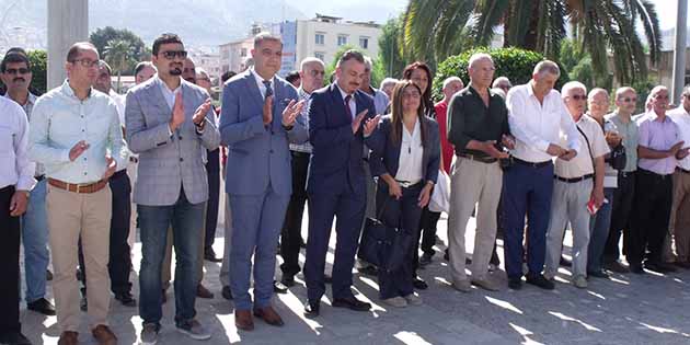 Cumhuriyet Halk Partisi’nin 94. kuruluş yıldönümü nedeniyle Cumhuriyet Meydanında Anıt