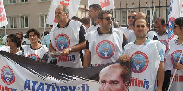 Atatürkü Anlatmaya Devam Eğitim İş’li Öğretmenler Milli Eğitim önünde ‘Müfredat’a