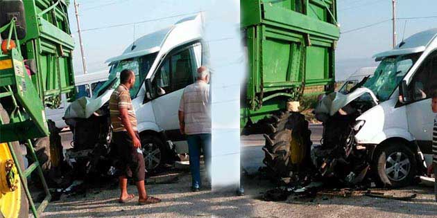 Biçerdöver ile Minibüs çarpıştı