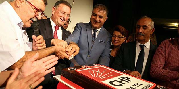 94.yıl pastası İskenderun’da 200 Kadın CHP’ye geçti, rozet taktı… İskenderun’da 200 kadın,