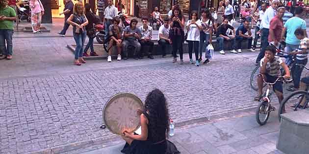 Sokağın Notaları Trafiğe kapanmasıyla beraber araç trafiğinin gürültüsünü uzağında bırakan