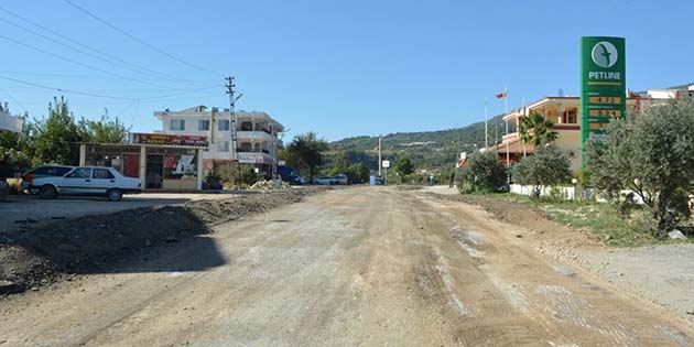 Hatay Büyükşehir hizmeti Batıayaz-Yaylıca arası Hatay Büyükşehir Belediyesi ekipleri, Samandağ’ın