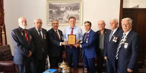 Kıbrıs Gazilerinden Lütfü Savaş’a Plaket