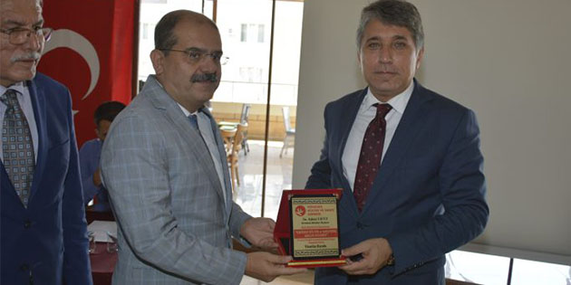 Kırıkhan Belediye Başkanı Ayhan Yavuz, bir açılış vesilesi ile plaket
