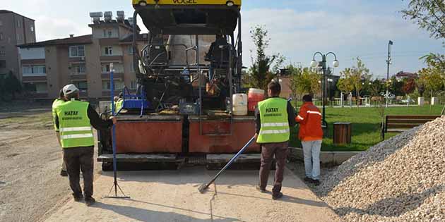 Aşağıokçular Mahallesi’nde altyapı nedeniyle kazılan, yer yer çukurlu bırakılan yollarda,