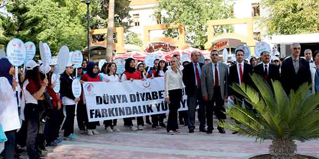 Pazar günü parkta gerçekleşen yürüyüşe müdürler, doktorlar, sağlıkçılar ve halktan