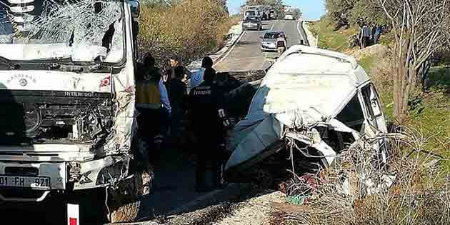 Göçmen taşıyan minibüs kamyonla