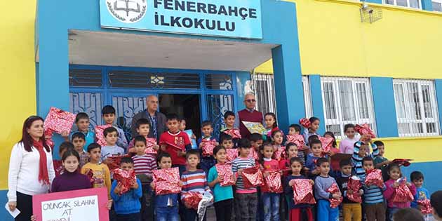 “Oyuncak Silahını At, Hediyeni Al”… Hatay Fenerbahçe İlkokulu Sınıf Öğretmeni