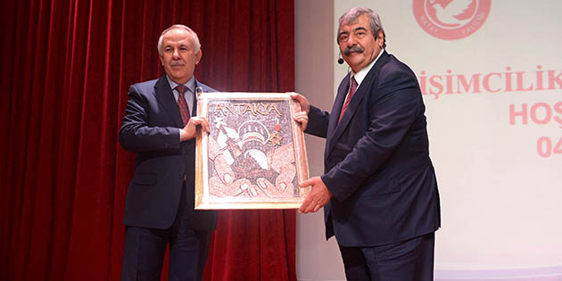 Vali ve Rektör, plaketlerle uğurladı… SANKO Holding Onursal Başkanı Abdulkadir