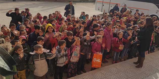 Kıyıgörenli öğrencilere yılbaşı hediyesi verdiler Zeynel Paşa’nın Yönetim Kurulu Başkanı