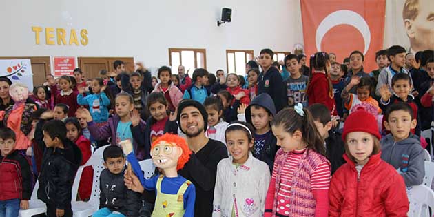 400 öğrenciyle buluştular Hatay Büyükşehir Belediyesi Şehir Tiyatrosu, hafta sonunda