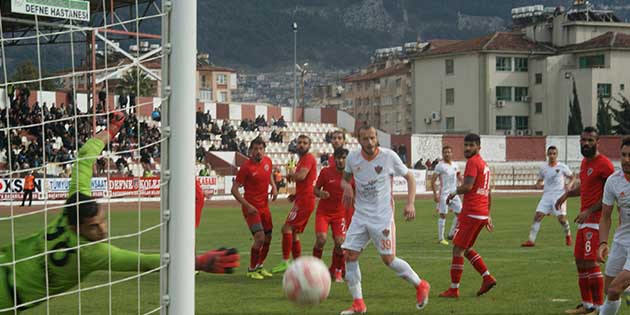 Bordo-Beyazlı ekip, zayıf rakibini