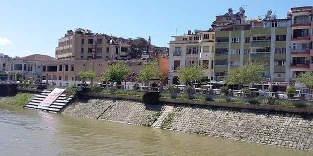 Vatandaş da esnaf da memnun ‘Yıkılacak mı yoksa yeniden düzenlenip